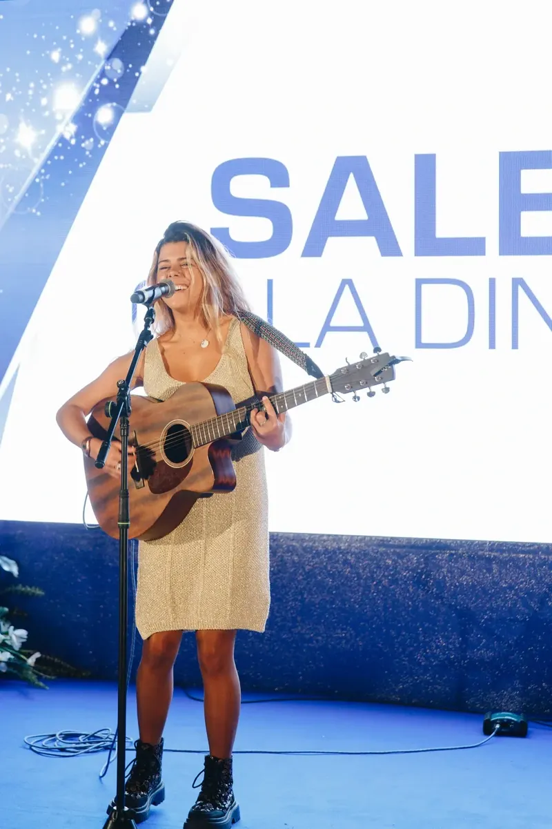 Vocalista a solo a atuar numa gala corporativa em Lisboa