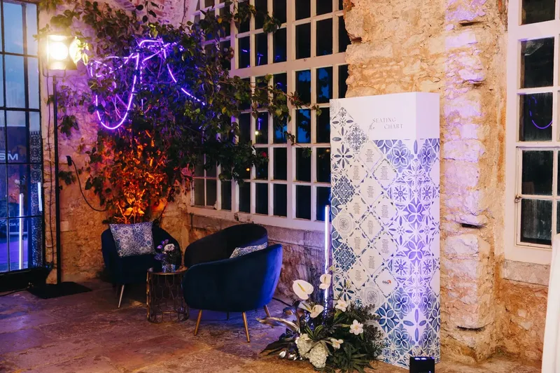 Zona de lounge com azulejo português, integrado como arquitetura