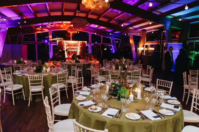 Mesa de jantar de gala corporativo montada para o evento da ADB Safegate
