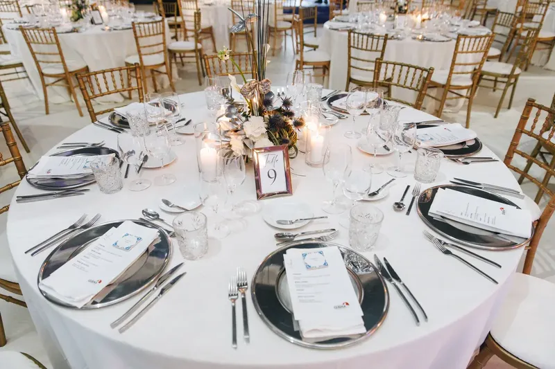Jantar de gala sentado com mesa posta cuidada para um evento corporativo
