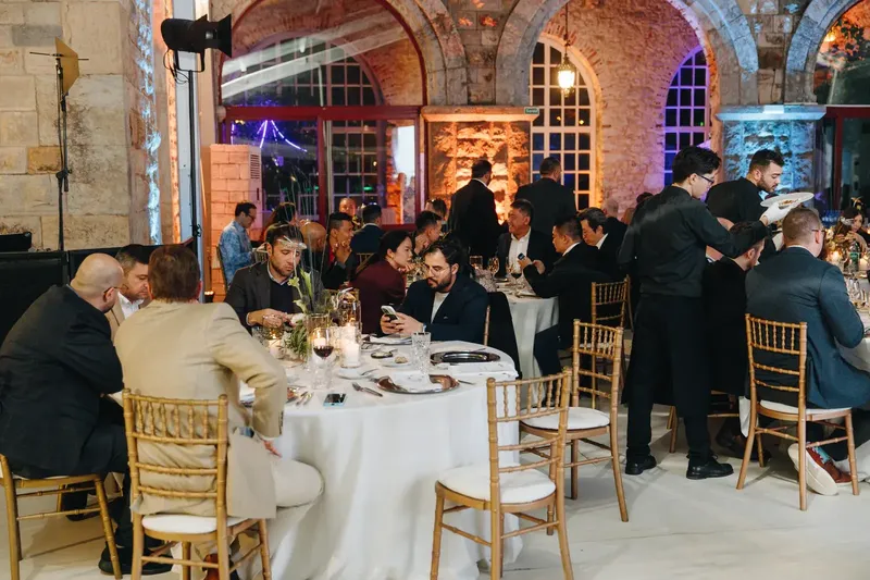 Montagem da receção de cocktails no evento corporativo da ADB Safegate