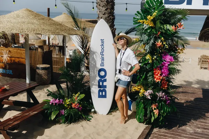 Estação de comida com catering artesanal num evento corporativo de praia, em Cascais