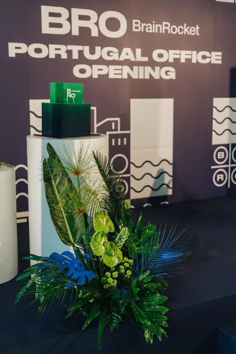 Corte de fita na inauguração da sede da BrainRocket em Portugal