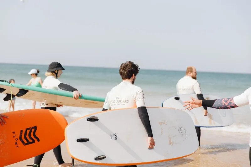 Sessão de surf acompanhada pela BTQ durante um retiro corporativo na costa do Algarve