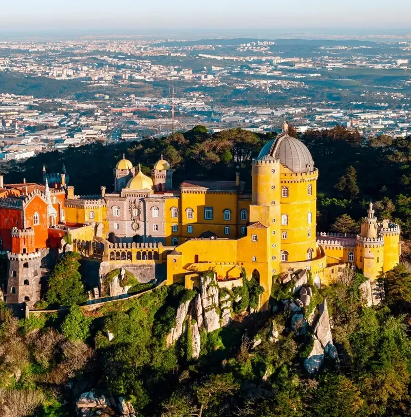 Palácio da Pena ao pôr do sol, acima de Sintra — âncora cultural do Dia 2 de uma viagem de incentivo da BTQ Events em Portugal
