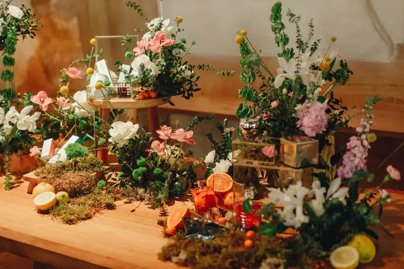 Cerimónia de prémios L'Oréal — centros de mesa botânicos e luz de velas