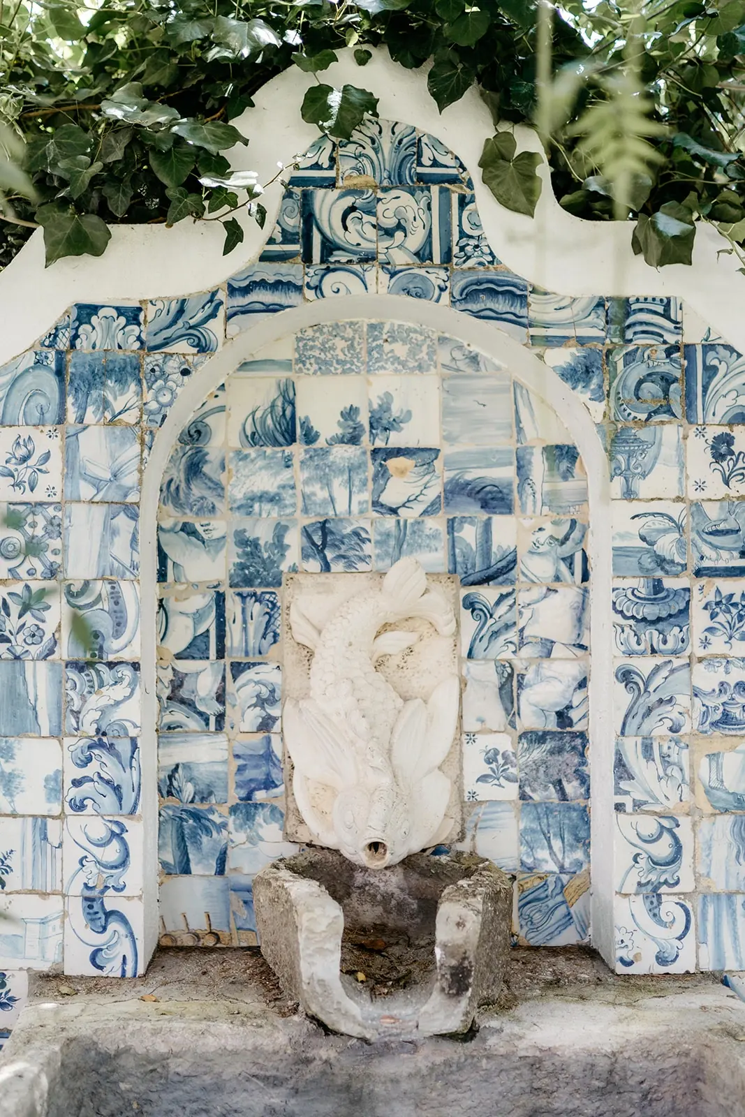 Garden and azulejo fountain niche · Casa Sacoto