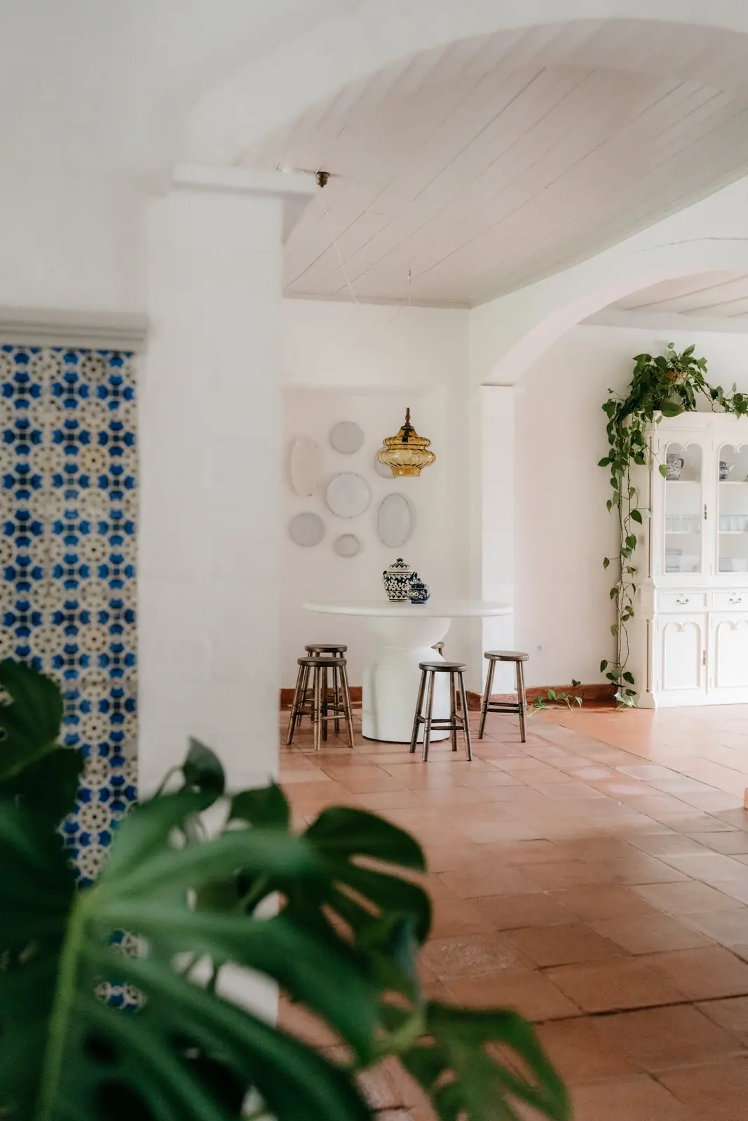 Interior dining with azulejo wall · Casa Sacoto