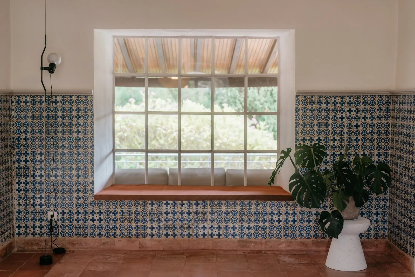 Azulejo half-walls and terracotta floor · Casa Sacoto interior
