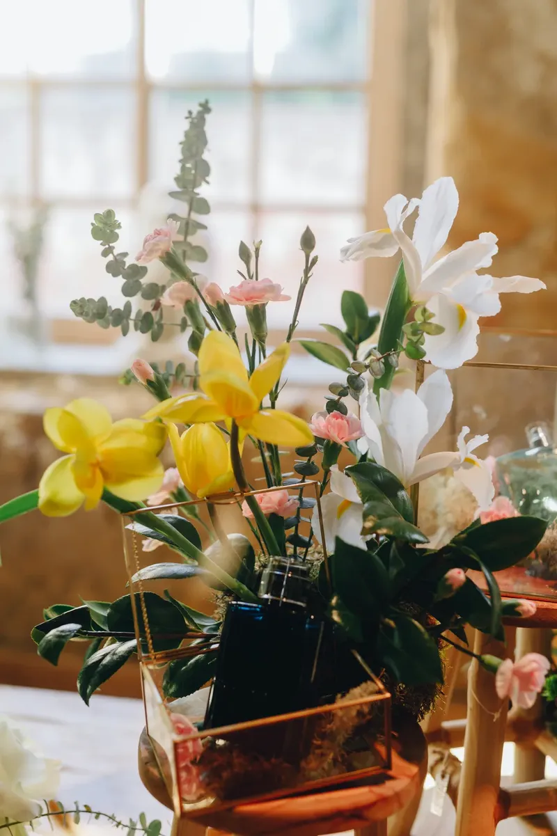 Pormenor de um centro de mesa floral num jantar de gala de gama alta