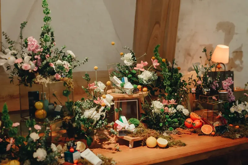 Ambiente quente à luz de velas no espaço histórico da cerimónia L'Oréal