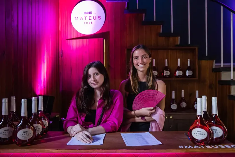 Cenografia em rosa na celebração dos 80 anos do Mateus Rosé