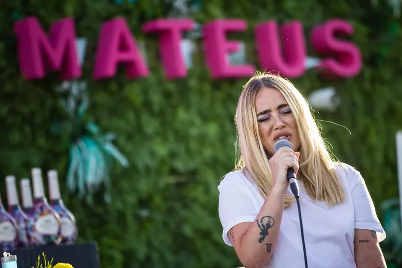 Vocalista em palco na ativação de aniversário de marca Mateus 80 Anos, em Portugal, produzida pela BTQ Events