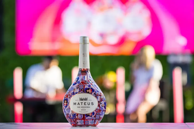 Garrafa de Mateus Rosé como peça central da ativação de marca 80 Anos produzida pela BTQ Events