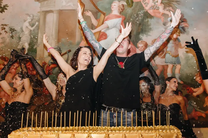 Convidados a celebrar sob o teto pintado num aniversário marcante com 160 convidados no Palácio do Grilo, em Lisboa, com produção da BTQ Events