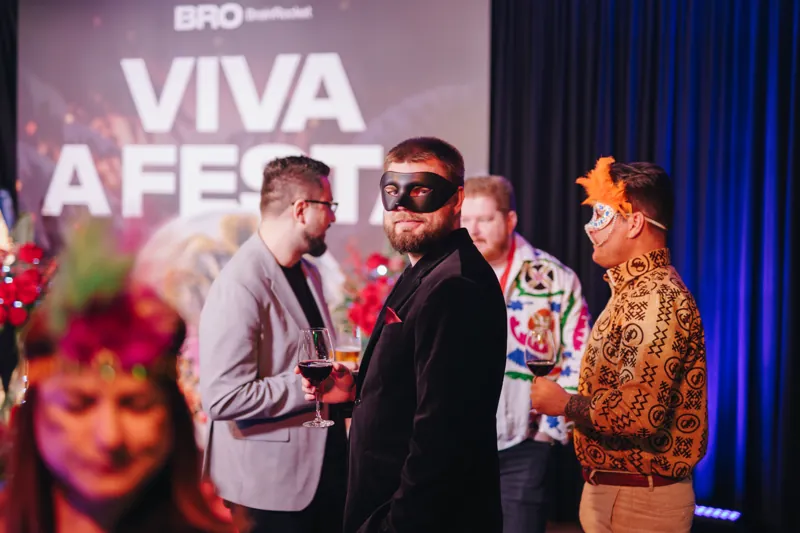 Convidados com máscaras numa festa de Natal de empresa