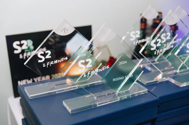 Troféus de vidro sobre a mesa numa cerimónia de fim de ano