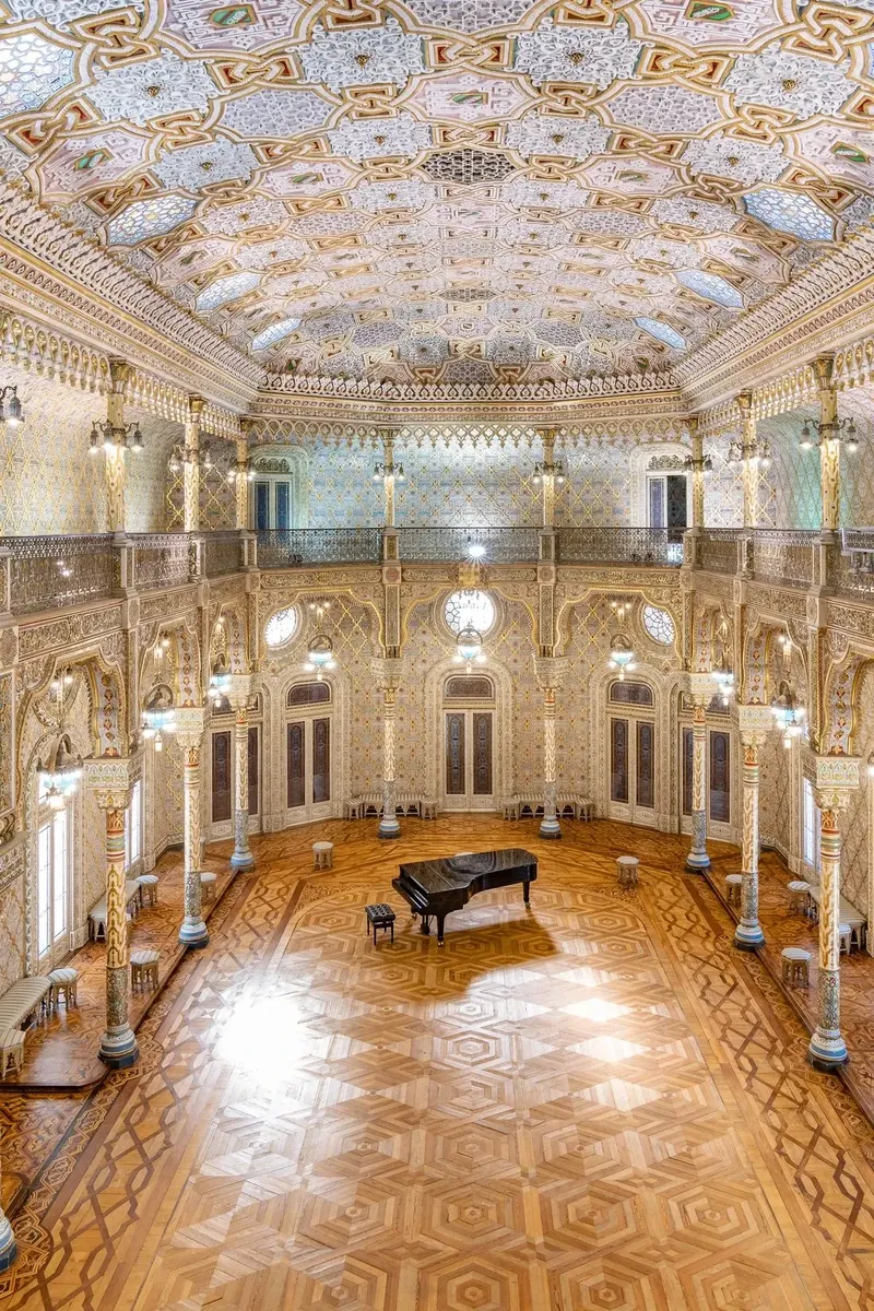 Salão Árabe Moorish-revival interior at Palácio da Bolsa, with gilded Arabic-verse carvings used by BTQ Events as a controlled reveal moment in a 320-guest corporate gala