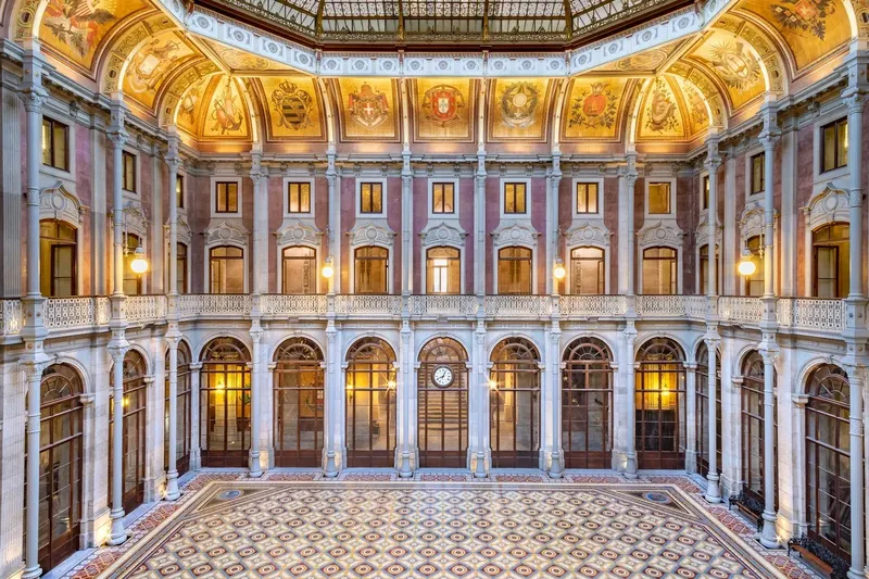 Pátio das Nações cocktail-format setup at Palácio da Bolsa, showing the octagonal glass dome with 22 national coats of arms configured for a 500-guest cocktail reception by BTQ Events
