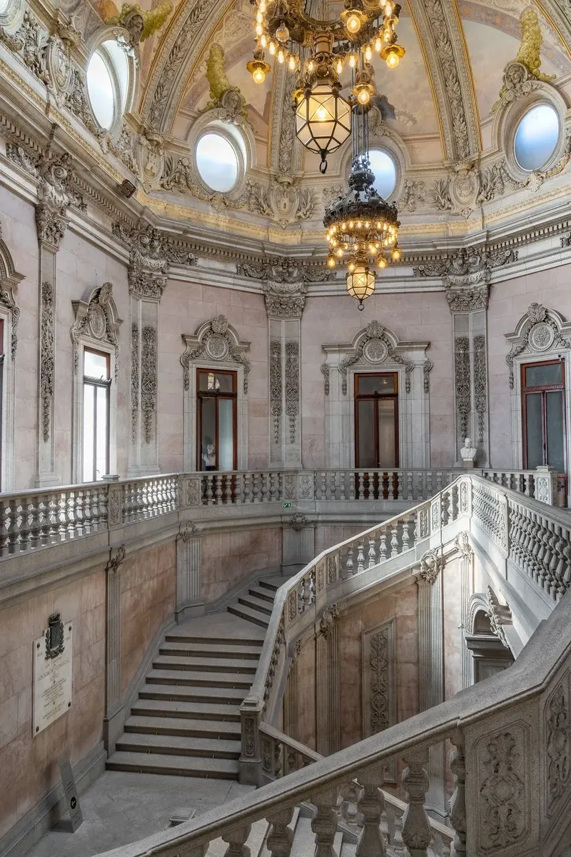 Escadaria Nobre at Palácio da Bolsa, showing the grand granite arrival staircase used by BTQ Events as the press-and-photography anchor before a corporate gala in Porto