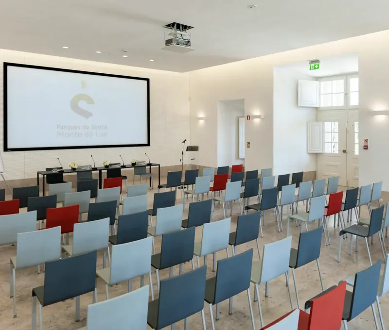 Queluz Auditorium with rows of chairs and projector