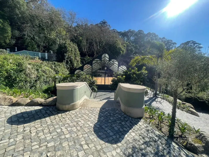 Pátio de chegada empedrado com a Fonte dos Desejos na Quinta da Bella Vista, em Sintra