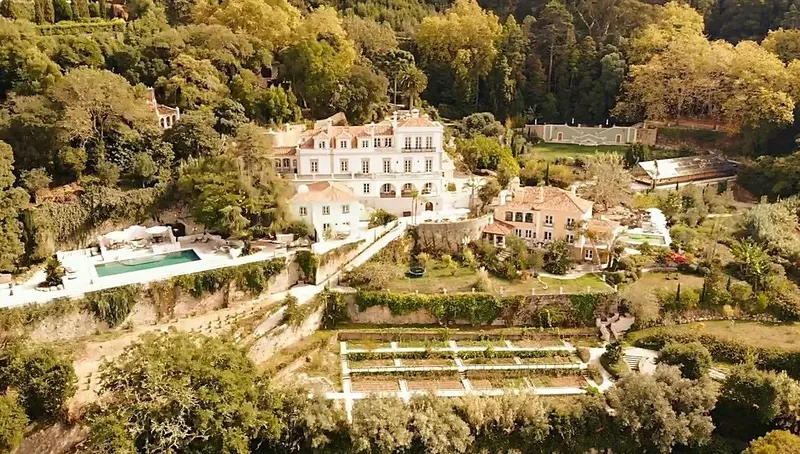 Vista aérea da Quinta da Bella Vista · as villas na encosta de Sintra com o Atlântico ao fundo