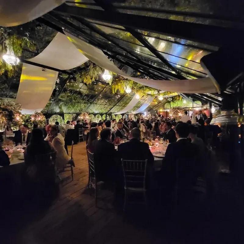 Evento diurno na estufa vitoriana da Quinta da Bella Vista com mesas corridas vestidas