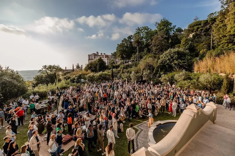 Grande plateia no relvado da Quinta da Bella Vista, em Sintra, durante um evento ao ar livre
