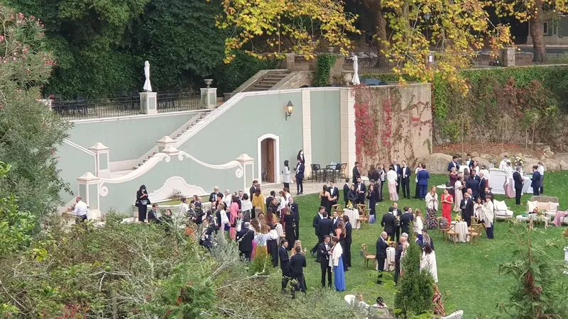 Festa de jardim junto ao muro da fonte no relvado da Quinta da Bella Vista