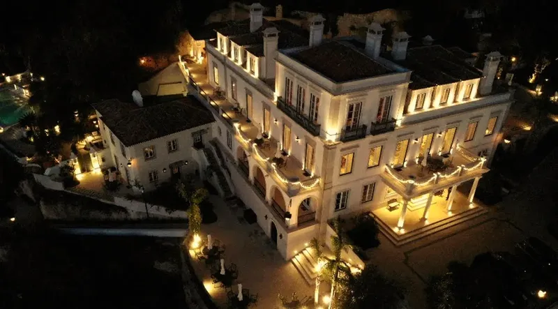 O Palacio da Quinta da Bella Vista iluminado à noite