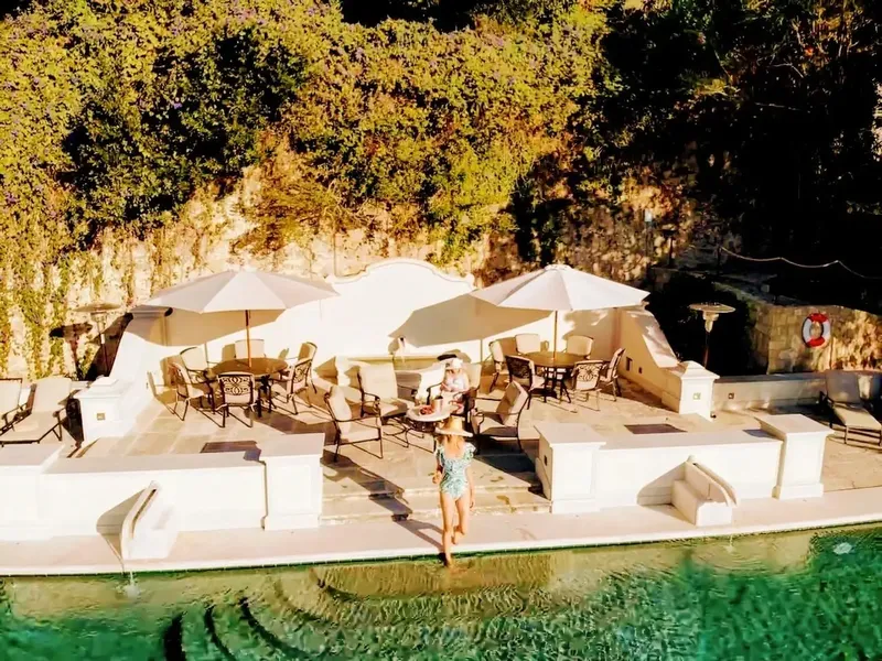 Piscina do Palacio na Quinta da Bella Vista na luz dourada do fim do dia, com espreguiçadeiras