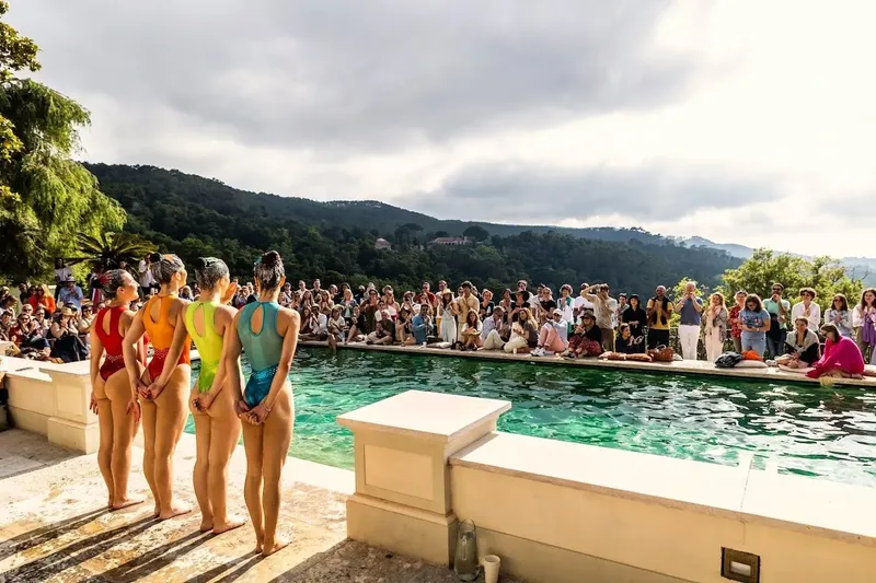 Atuação junto à piscina com plateia na Quinta da Bella Vista