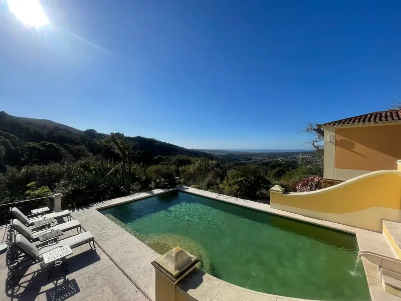 Piscina das Villas na Quinta da Bella Vista · piscina de água de nascente aquecida a energia solar junto às villas