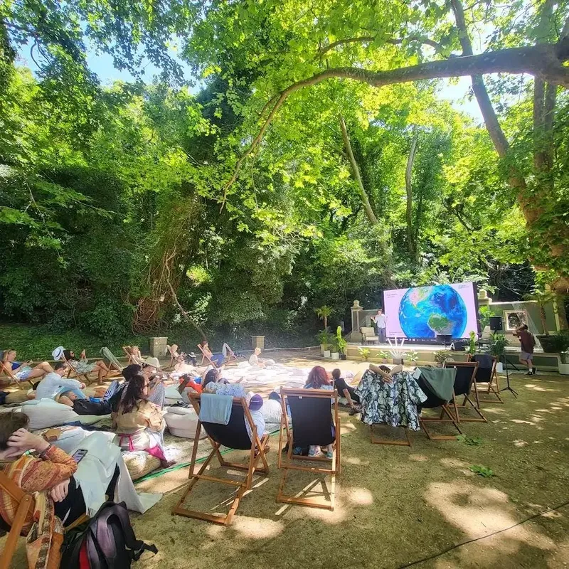 Teatro de jardim da Quinta da Bella Vista, em Sintra · plateia diurna sentada diante do palco ao ar livre