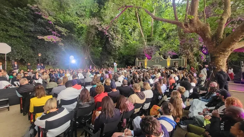 Concerto ao fim da tarde no teatro de jardim da Quinta da Bella Vista, sob as árvores