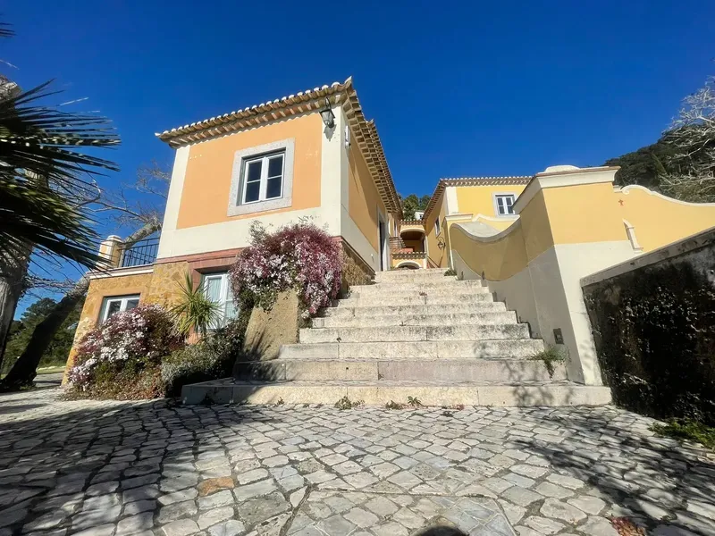 Villa Camelia na Quinta da Bella Vista, em Sintra · fachada ocre e escadas de jardim