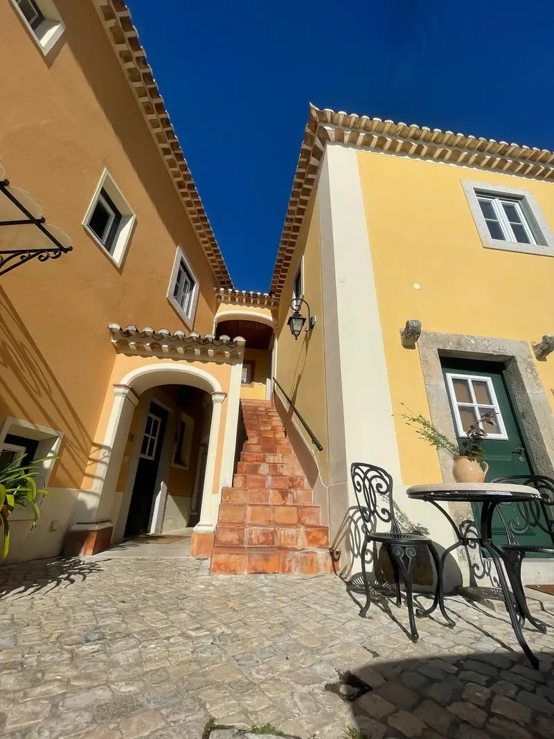 Pátio de villa na Quinta da Bella Vista com entrada em arco e terraço
