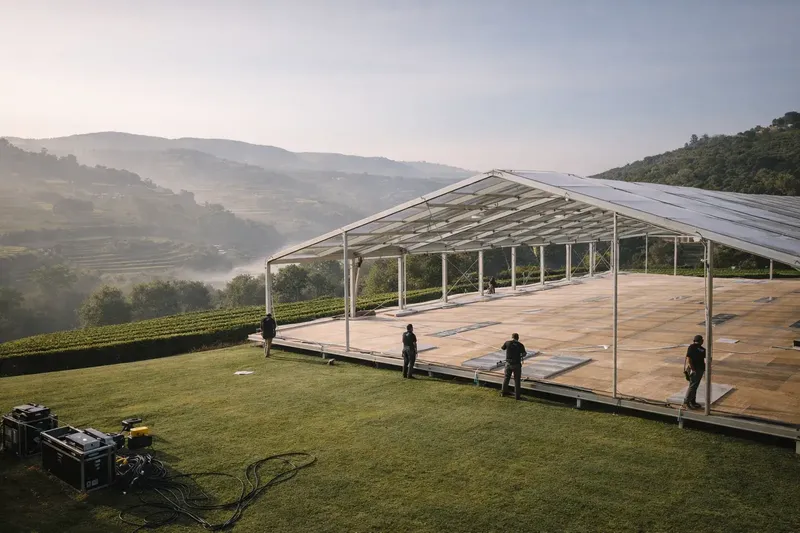 Equipa de produção da BTQ a montar uma estrutura de tenda numa herdade portuguesa aberta