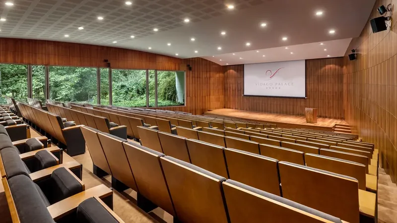 Auditório do Vidago Palace Hotel, uma sala de conferências de 264 lugares com luz natural