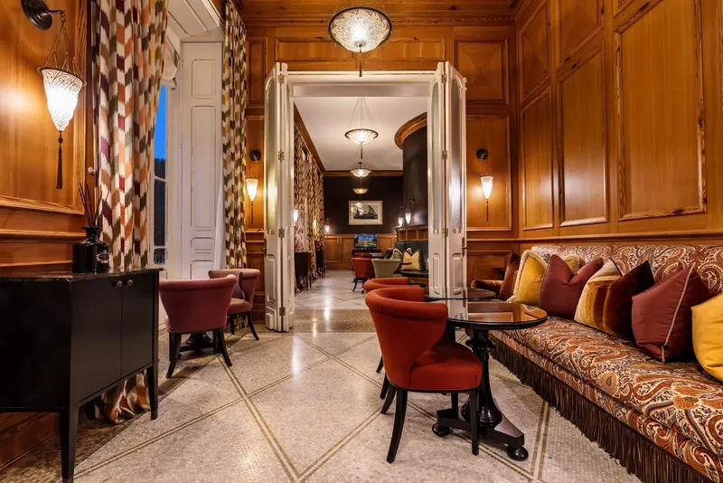 O restaurante Clubhouse do Vidago Palace — interior moderno de Siza dentro do edifício de pedra de 1886 restaurado