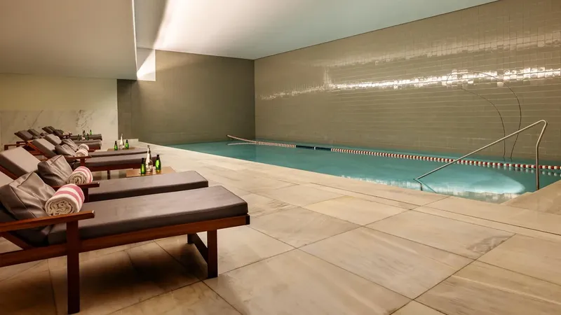 Piscina interior do Spa de Vidago, uma piscina de mármore branco desenhada por Siza e com luz natural