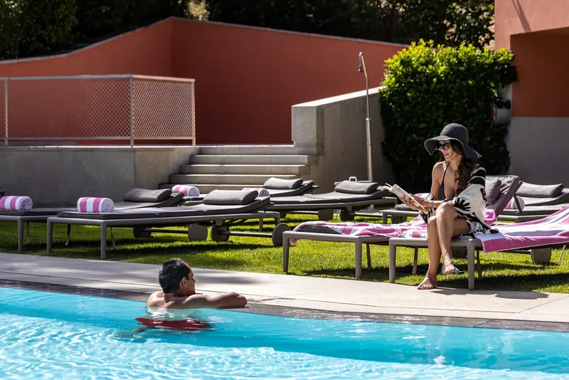 Piscina exterior do Spa de Vidago, virada ao parque e com jatos aquecidos