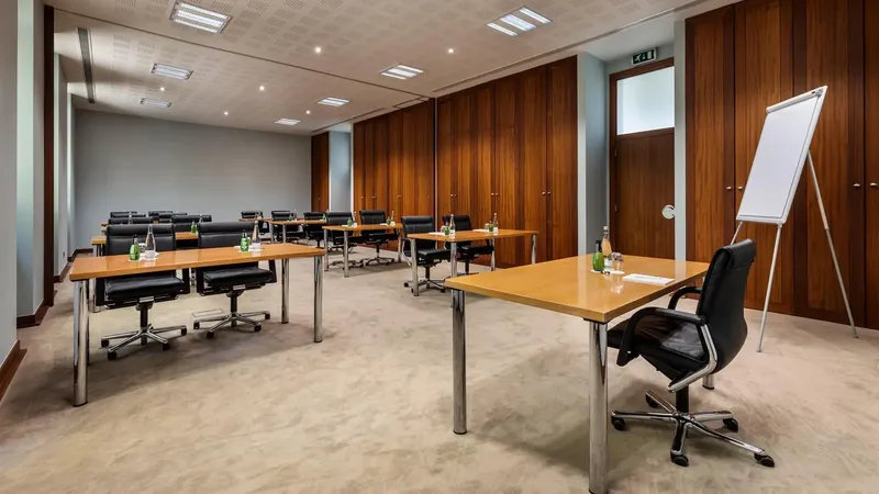 Sala de reunião VIP do Vidago Palace, com 105 m² e pé-direito de 4,7 m
