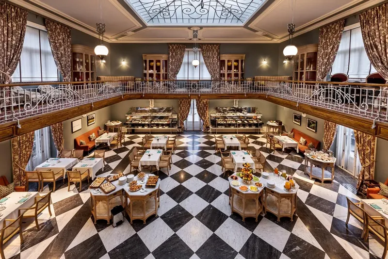 O Jardim de Inverno do Vidago Palace, uma sala de pequeno-almoço em ferro forjado e claraboia de vidro